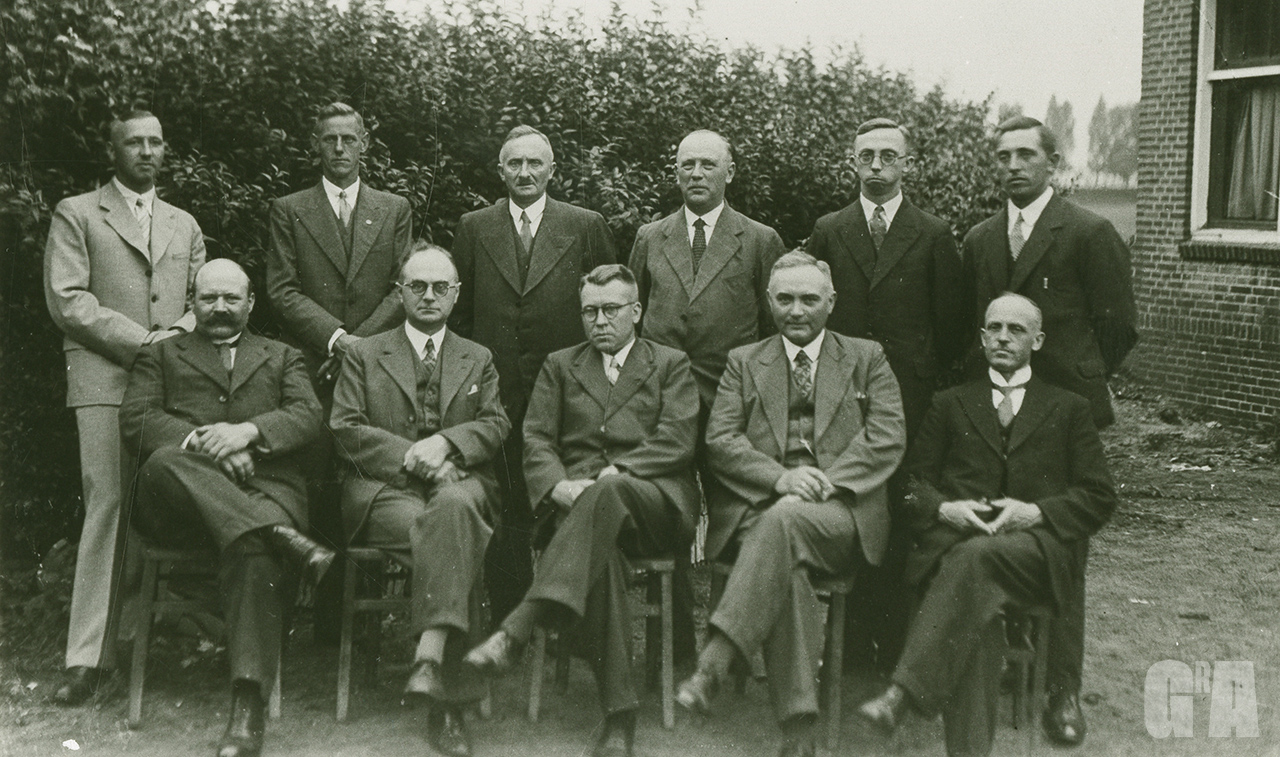 Leden poseren in tuin - 1930-1940